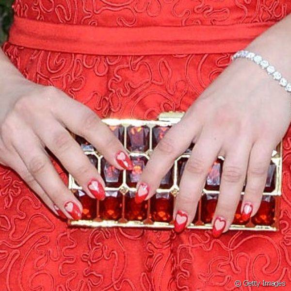 Kaley Cuoco usou nas unhas o mesmo tom de vermelho do vestido, e criou nail art de corações vazados para o Screen Actors Guild 2013